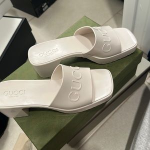 Gucci women’s rubber slide sandal
